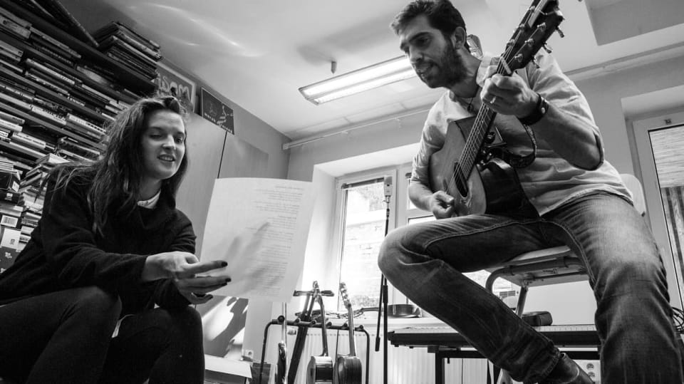Duet k úvodní znělce seriálu Všechny moje lásky nahrála Jana Kirscher s Jindrou Polákem z vokálně instrumentální kapely Jelen.
